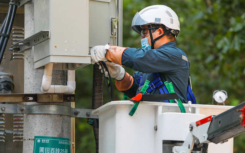 Application of Arc Flash Protective Clothing in Emergency Power Re